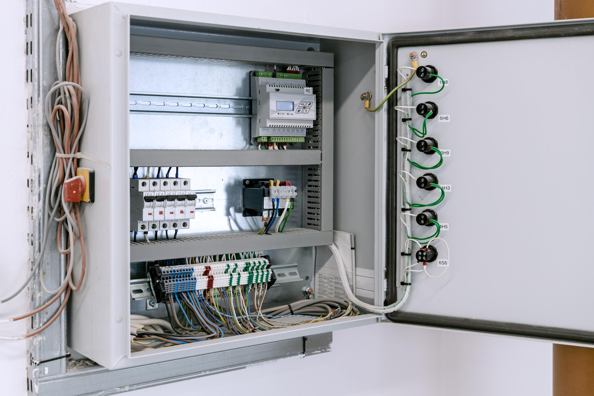 voltage-board-with-automatic-switches-electric-box